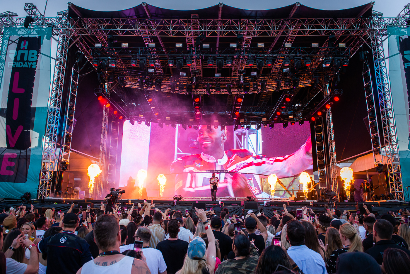 Jason Derulo playing to crowd